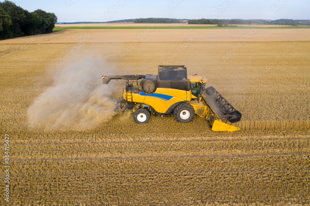 Obraz premium Moisson de blé en vue aérienne