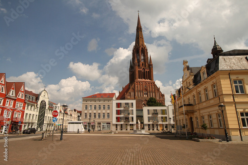 Hansestadt Demmin; Neugestalteter Marktplatz mit St. Bartholomaei und Rathaus