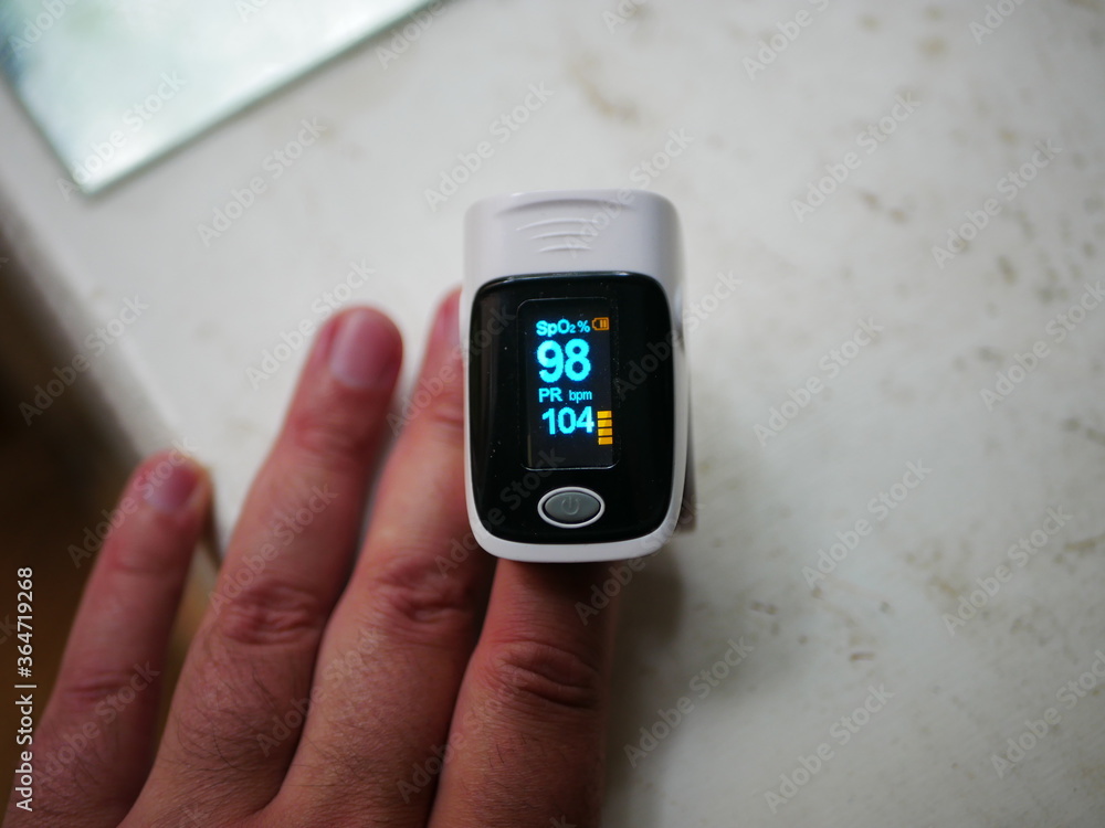 Pulsoximeter measuring the oxygen saturation in blood on finger and