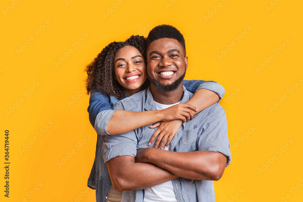 Obraz premium Happy In Relationship. Portrait of smiling black girl and her handsome boyfriend