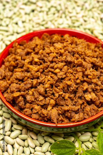 Foto Love vegan and vegetarian food concept, plant based minced meat in plate on soya