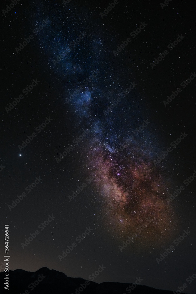 Bella vista de la Vía Láctea en una noche estrellada oscura de verano