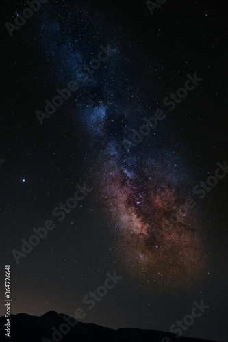 Bella vista de la Vía Láctea en una noche estrellada oscura de verano