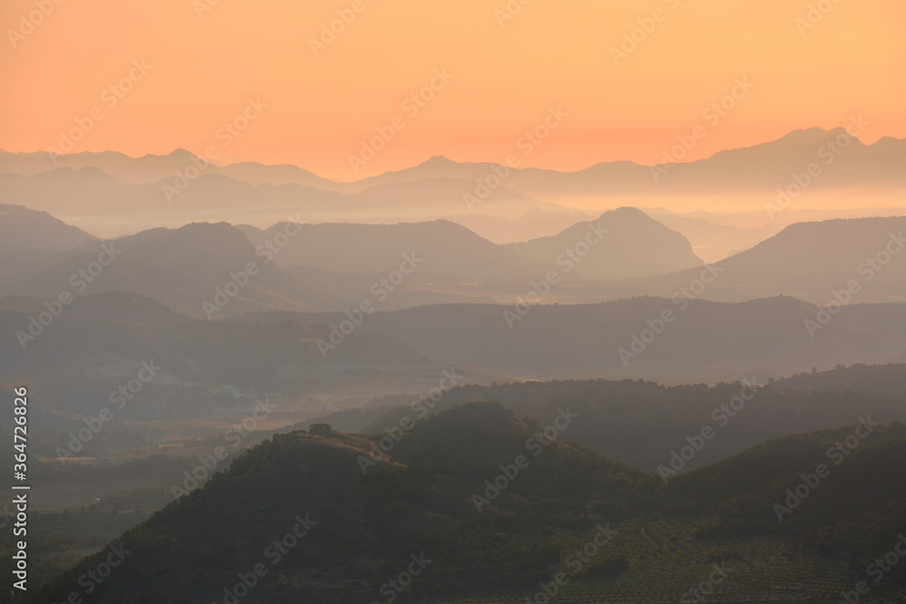 Horizonte al amanecer visto desde la cima de una montaña en una mañana brumosa