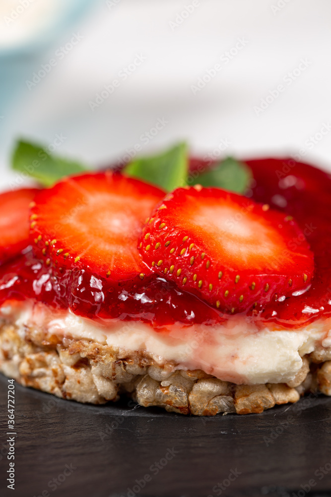 rice cakes with strawberries rice cakes with strawberries