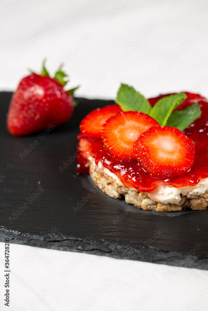 rice cakes with strawberries rice cakes with strawberries