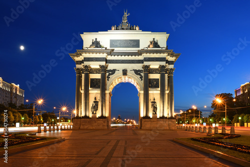 Canvas Print Triumphal Arch of Moscow in the middle of Kutuzovsky Avenue