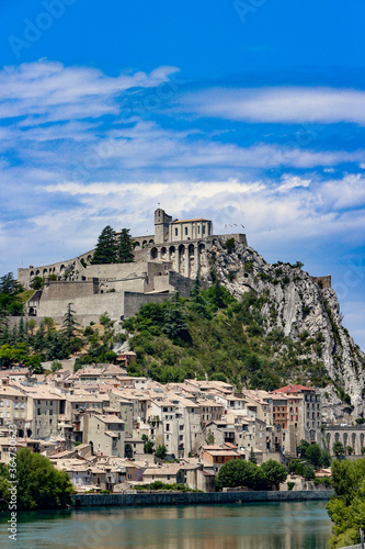 Le village de Sisteron en été en France