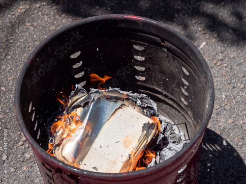 Foto Silver Chinese joss paper being burnt for ancestral worship or prayer purposes