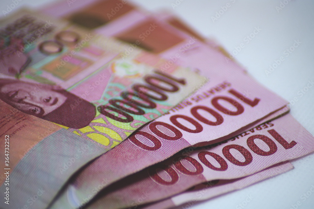 Obraz premium Banknotes worth 100,000 rupiah as official payment instruments in Indonesia
