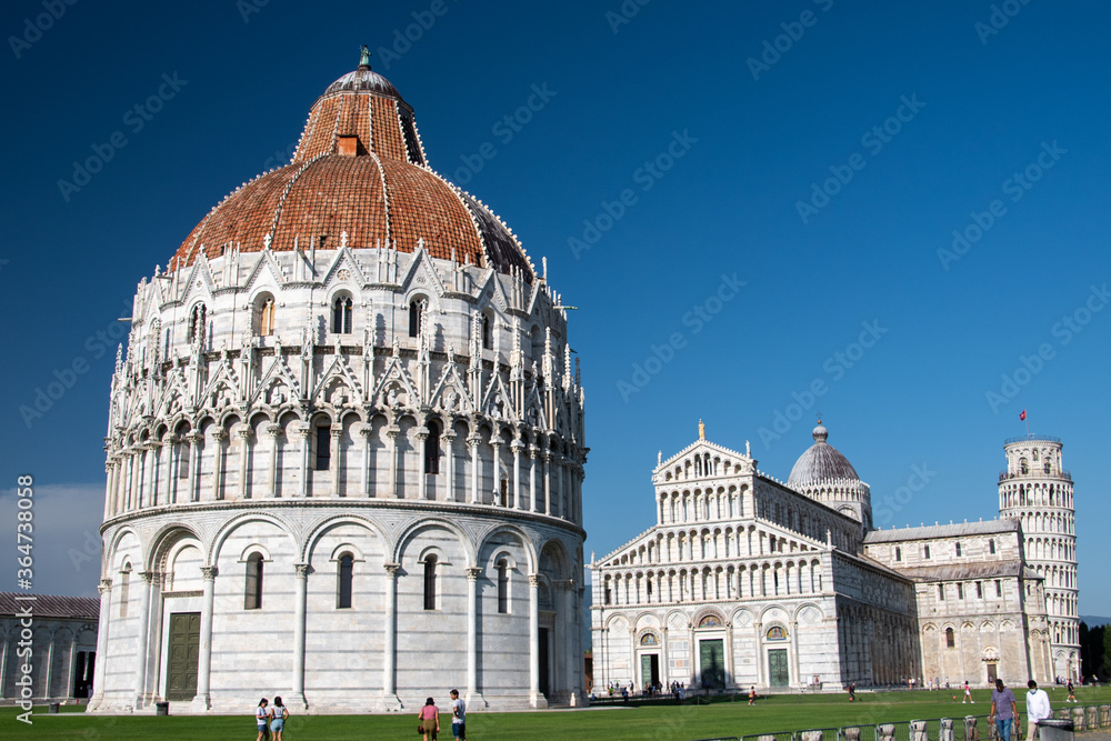 Fototapeta premium Panorama of the leaning tower of Pisa with the cathedral (Duomo) and the baptistry in Pisa, Tuscany, Italy
