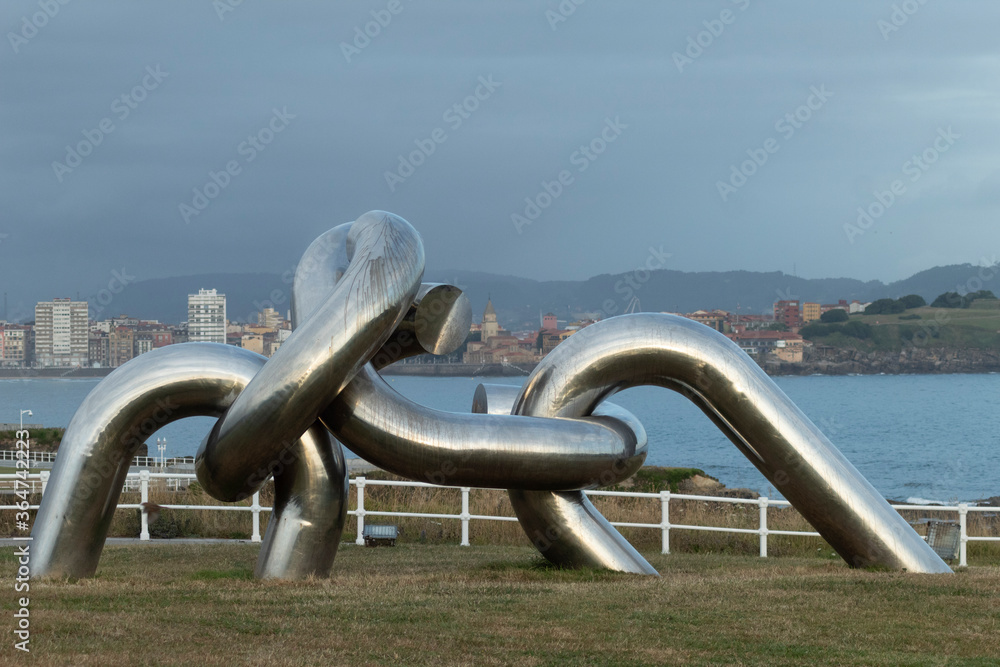 Naklejka premium Sculpture knots in the park