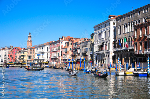 ベネチアの運河　Views of the beautiful Rialto Bridge in Venice © Raicho
