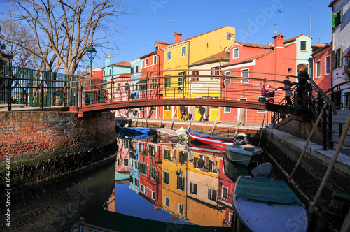 ベネチアのカラフルな街並み　Colorful cityscape of Venetian Burano island © Raicho