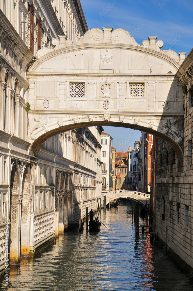 ベネチアのゴンドラ　Chartered gondola popular in Venice