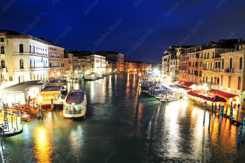 ベネチアの夜景　Night view of the beautiful Rialto Bridge in Venice