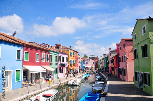 ベネチアのカラフルな街並み Colorful cityscape of Venetian Burano island