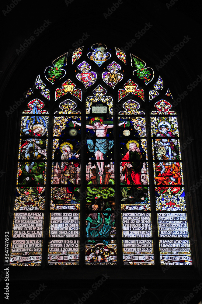 ブリュッセルの美しい教会　Beautiful church and colorful stained glass