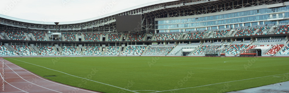 Fototapeta premium SZEROKI widok na puste miejsca na stadionie przed meczem lub podczas pandemii koronawirusa COVID-19