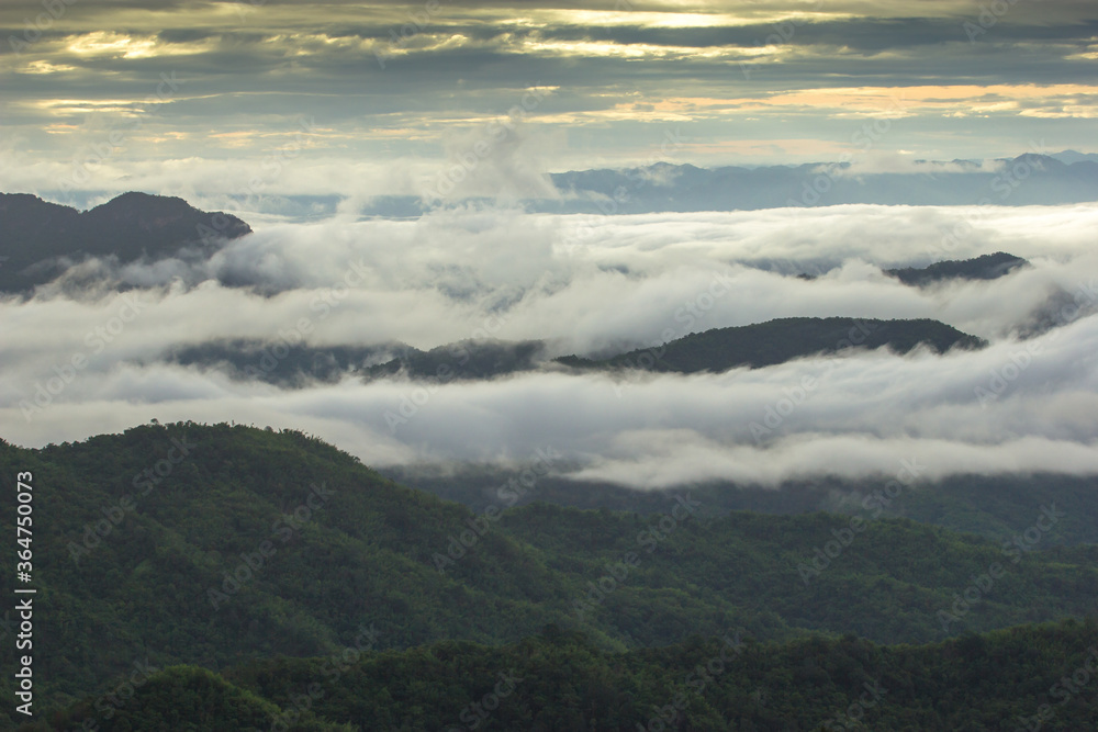 Obraz premium clouds over mountain