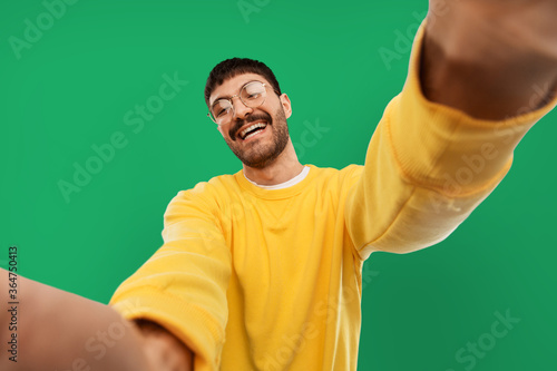 Cuadro en lienzo people concept - happy smiling young man in glasses and yellow sweatshirt making