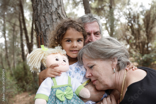 Nipotina Brasiliana √® felice in braccio ai nonni europei che la portano al parco a giocare photo