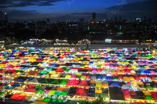 バンコクのカラフルな夜市　Night view of colorful night market in Bangkok
