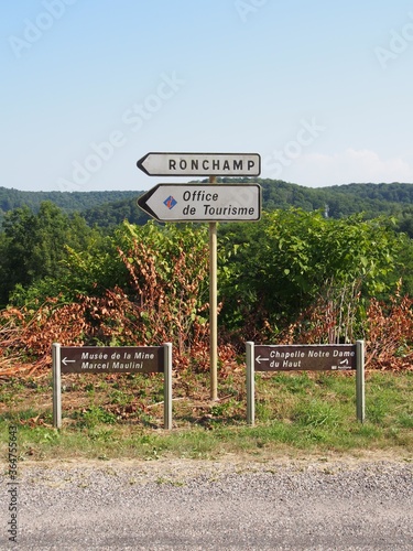 A sign showing the destination on the way to the Longchamp Chapel