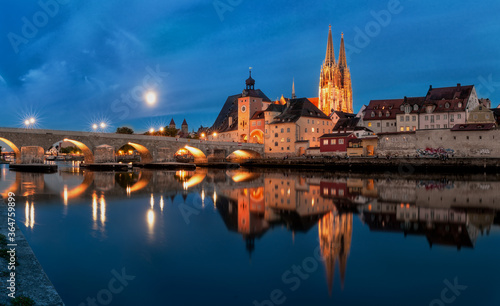 Regensburg-Panorama zur blauen Stunde mit Donauspiegelung