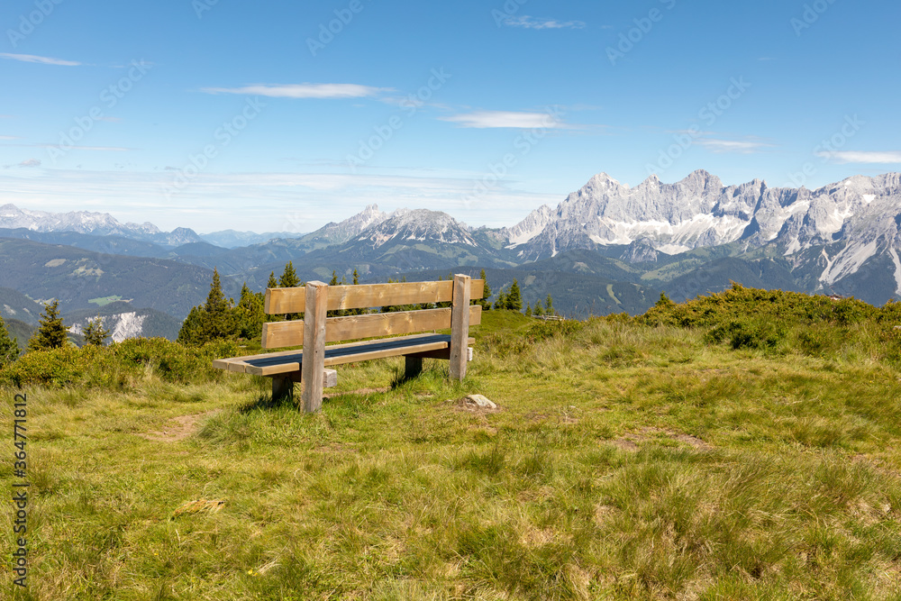 Sitzbank vor dem Dachsteinmassiv in der Steiermark, Österreich, Europa