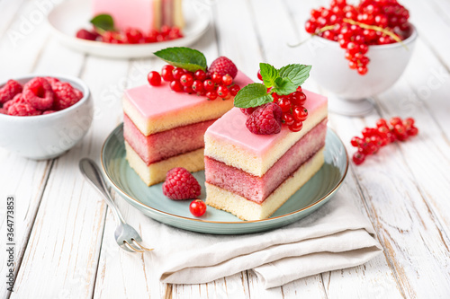 Foto Delicious and refreshing juicy dessert, punch cake topped with sugar icing and f