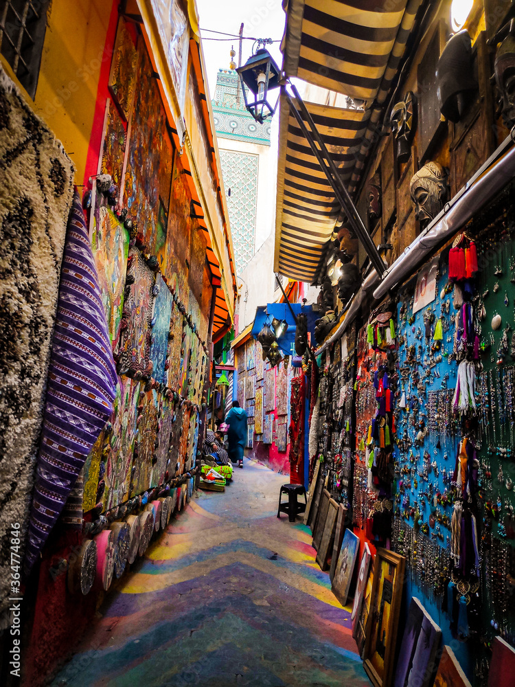 Fototapeta vente objets traditionnels ruelle ancienne médina Fez Maroc