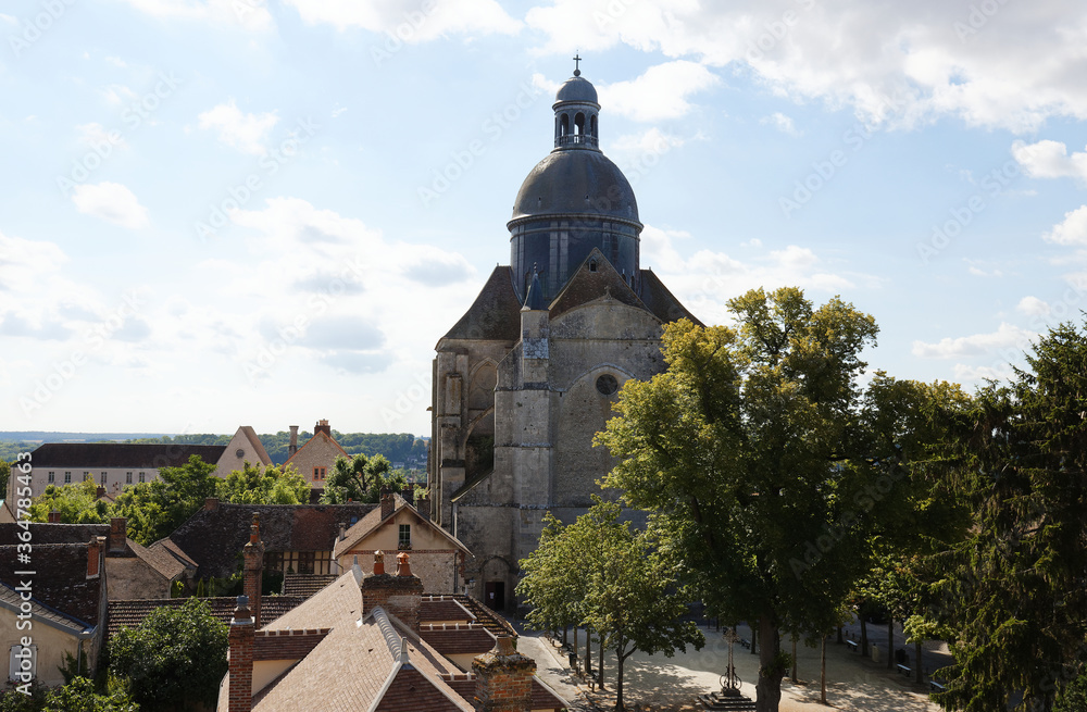 The Saint Quiriace collegiate church is located in the upper town of Provins. It was built during the 12th century. The Saint Quiriace collegiate church is located in the upper town of Provins. It was built during the 12th century.