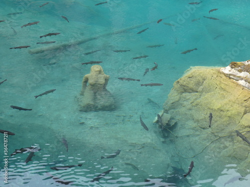 Visite du Lac Bleu, très jolie lac de montagne à Blausee dans le canton de Berne (Suisse)