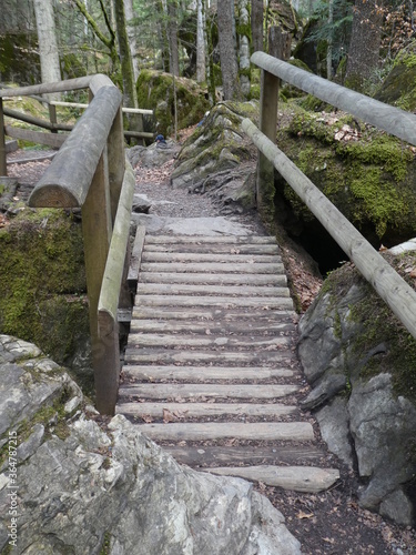 Visite du Lac Bleu, très jolie lac de montagne à Blausee dans le canton de Berne (Suisse)