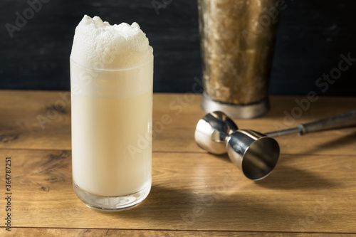 Fotografía Homemade Frothy Ramos Gin Fizz Cocktail