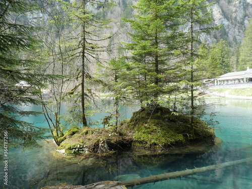 Visite du Lac Bleu, très jolie lac de montagne à Blausee dans le canton de Berne (Suisse)