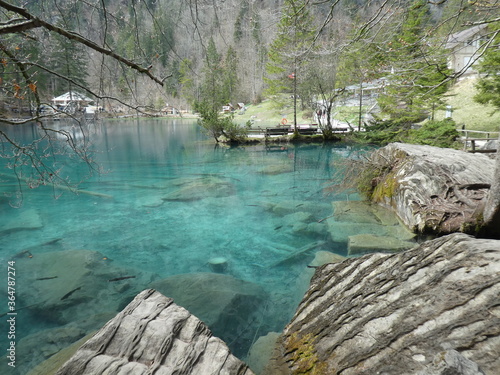 Visite du Lac Bleu, très jolie lac de montagne à Blausee dans le canton de Berne (Suisse)