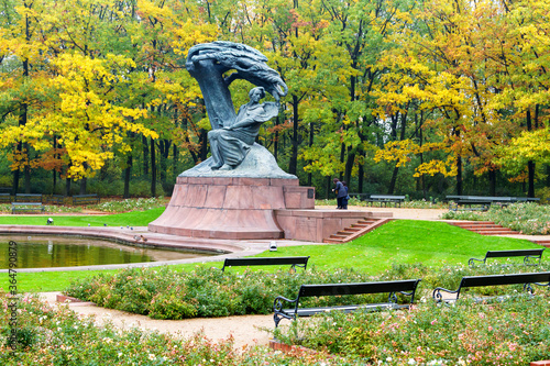 Obraz na płótnie WARSAW, POLAND - OCTOBER 20, 2016: Fryderyk Chopin monument in autumn scenery of the Royal Lazienki Park in Warsaw, Poland, designed around 1904 by Waclaw Szymanowski (1859-1930). w salonie