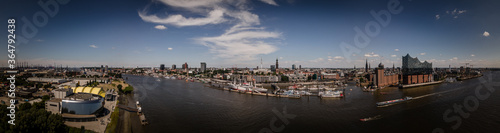 Hamburg Panorama mit Elbphilharmonie © ThoreWue