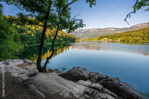 Fotografía View of the beautiful Lake Monticolo in the morning in the municipality of Eppan in Italian South Tyrol