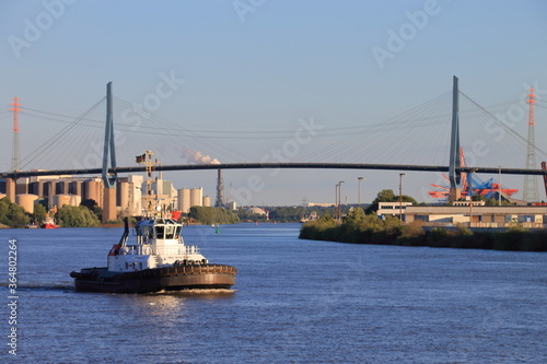 Schlepper vor der Kohlbrandbrücke