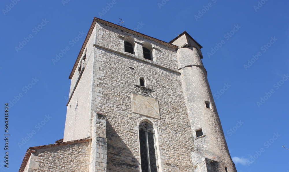 cadran solaire sur une tour médiévale en pierres