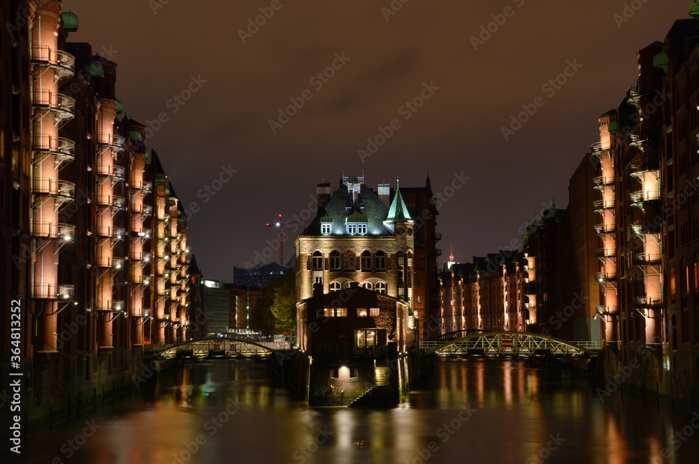 Fototapeta premium Fleetschlösschen - little castle in Hamburg - water arm