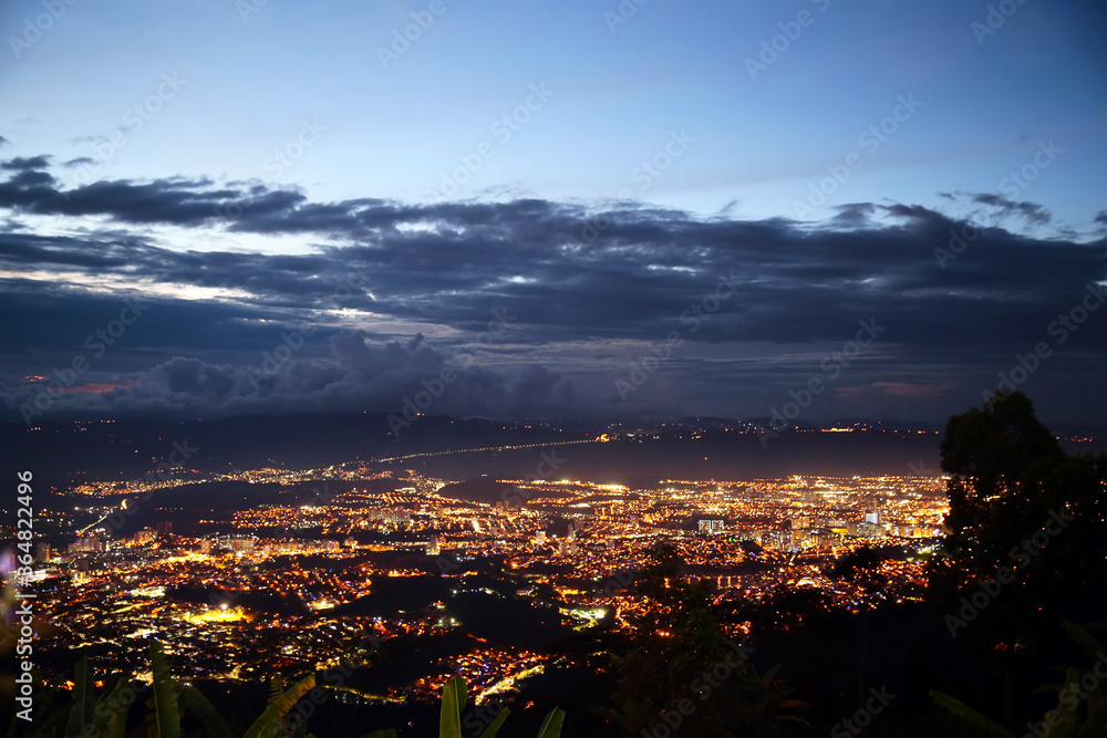 fotografia panoramica de bucaramanga santander colombia atardecer nublado con iluminacion