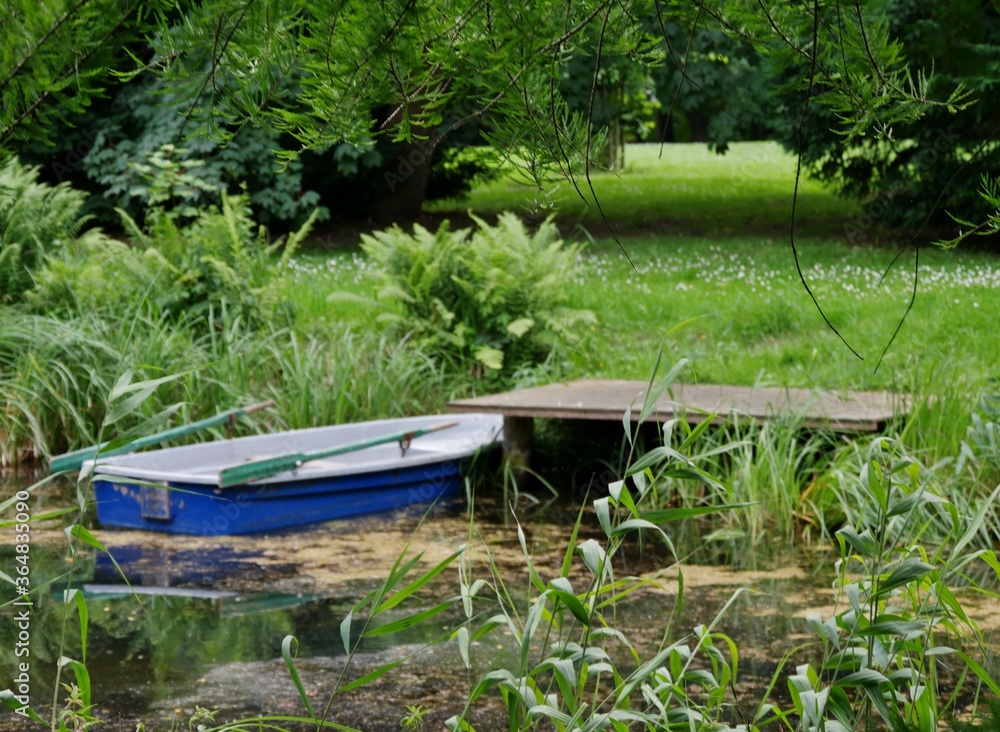 Ruderboot liegt am Ufer eines Teichs