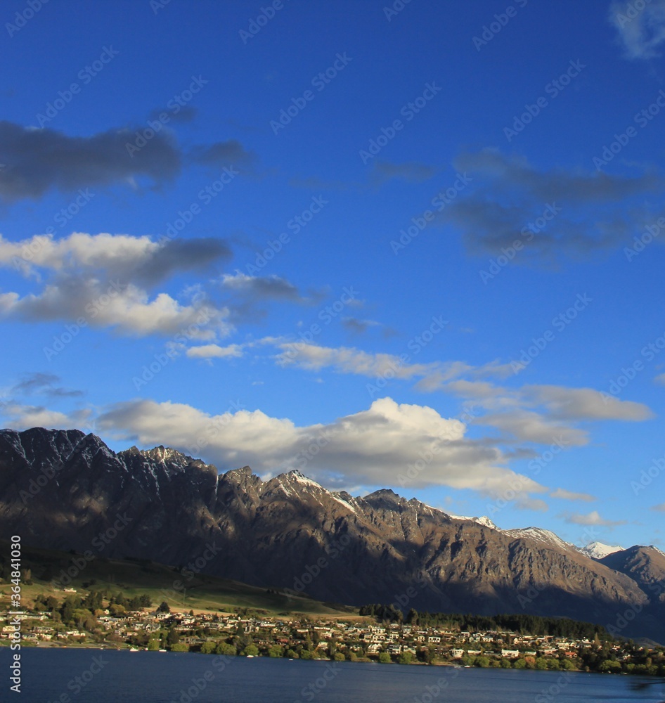クイーンズタウンのワカティプ湖や峻厳な山々と青空 ニュージーランド Stock Photo Adobe Stock クイーンズタウンのワカティプ湖や峻厳な山々と青空 ニュージーランド Stock Photo Adobe Stock