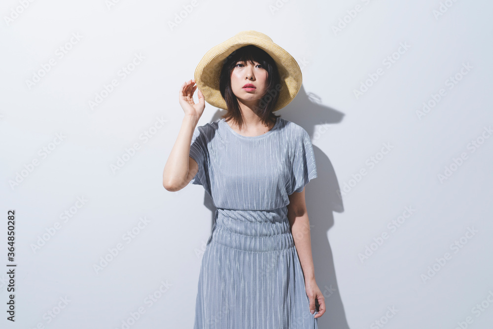夏のファッションの女性