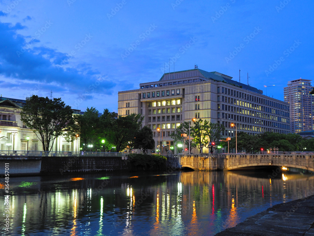 夕暮れの大阪中之島 淀屋橋と大阪市役所