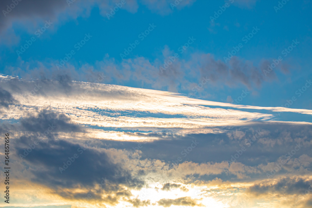 Obraz premium Fundo com várias nuvens brancas no pôr-do-sol no céu azul